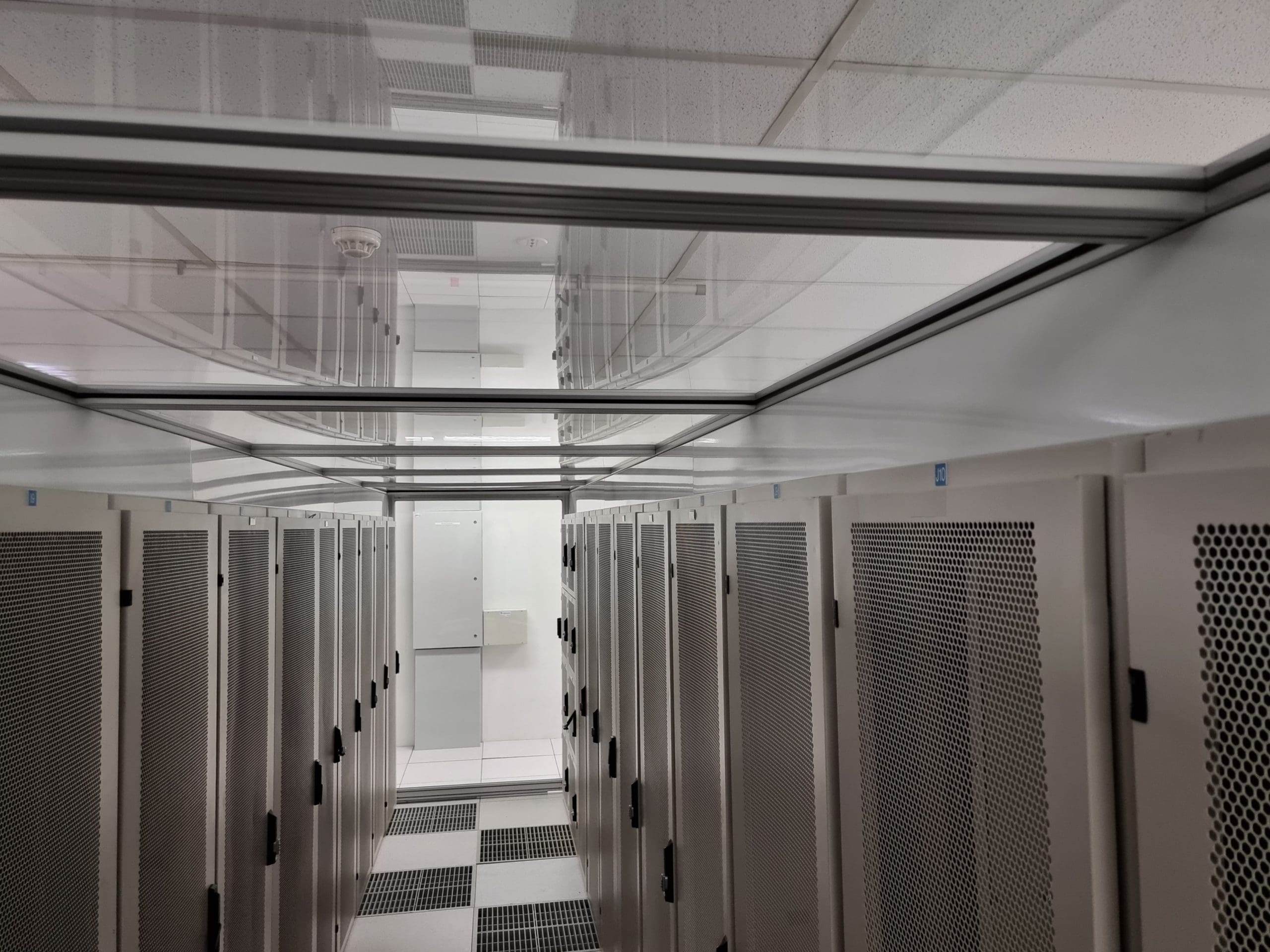 Hot Aisle vs Cold Aisle Containment